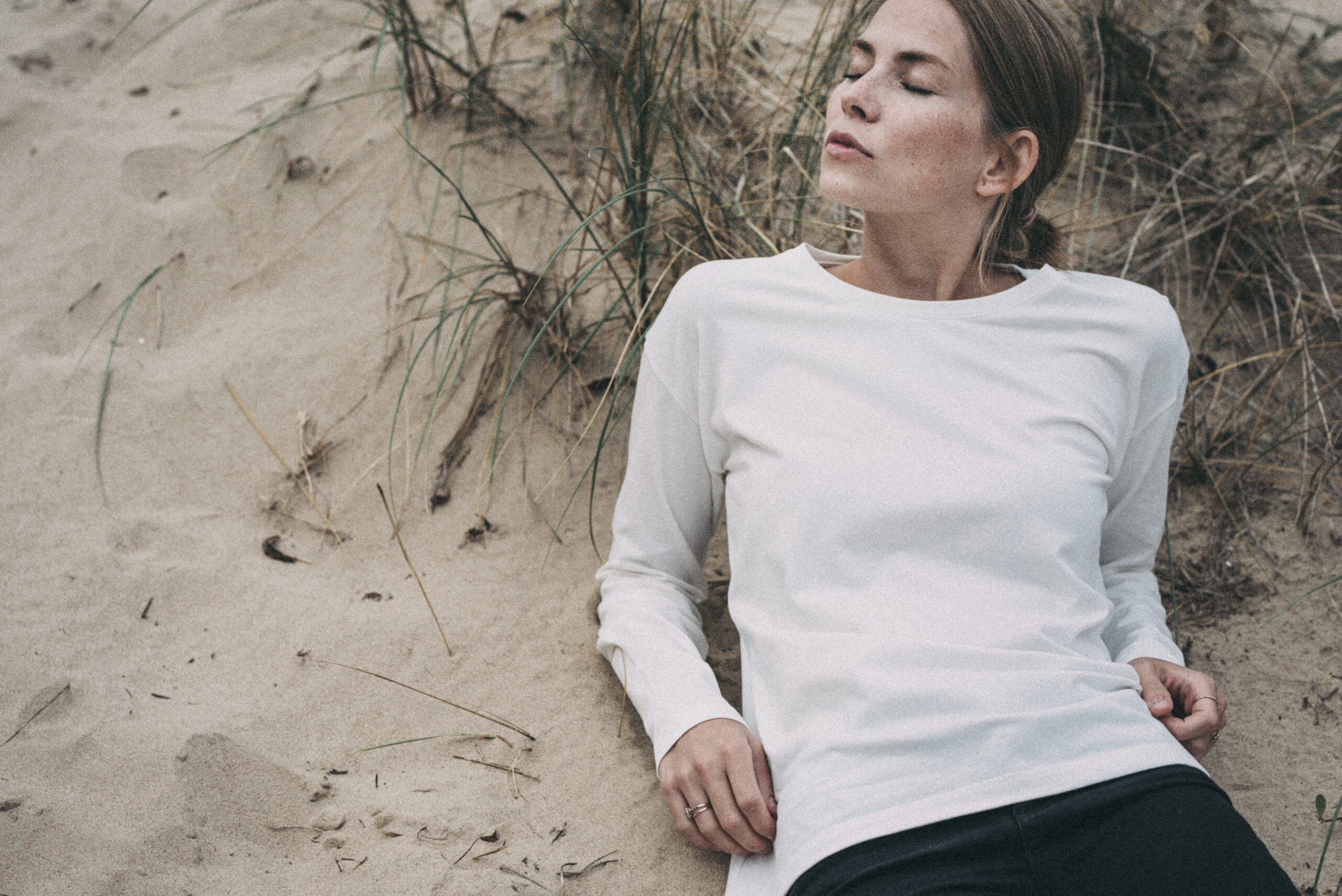 TAKE IT EASY LONGSLEEVE cream white rozm. M (skaza dzianiny)